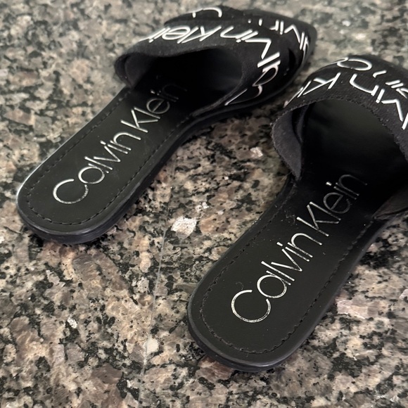 Calvin Klein Black Logo Slide Sandals EUC 8.5 narrow - Picture 4 of 8